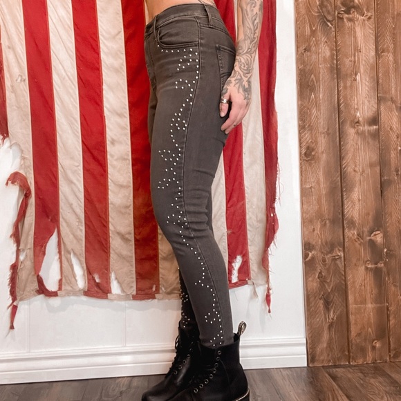 Levi's x Dolls Kill Roped Studded In Mile High Skinny Jeans in Light Grey - Picture 2 of 7